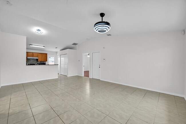 Building Photo - 726 SW Bond Rd