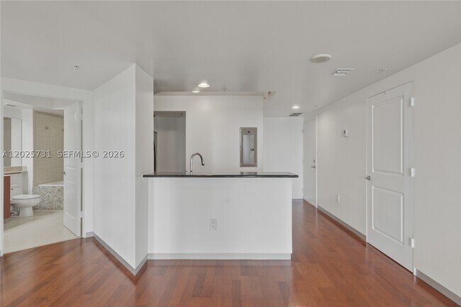 Building Photo - 401 SW 4th Ave