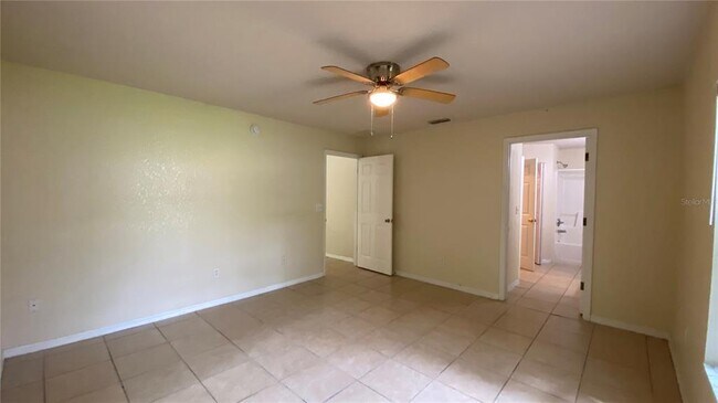 Building Photo - 523 Silver Way Dr