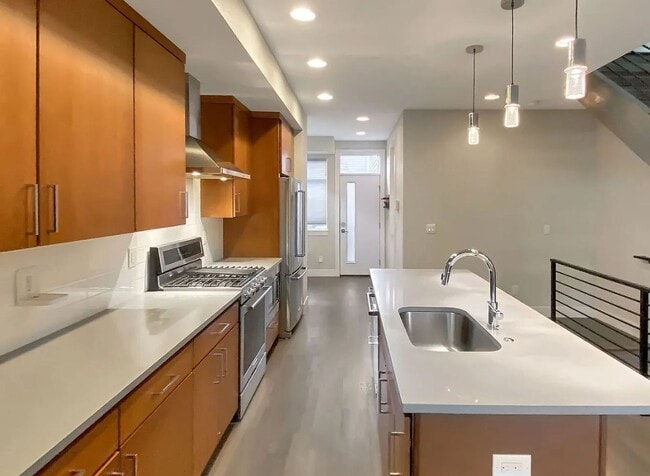 Building Photo - Modern 4BD, 3BA LoHi Townhome with Rooftop Deck