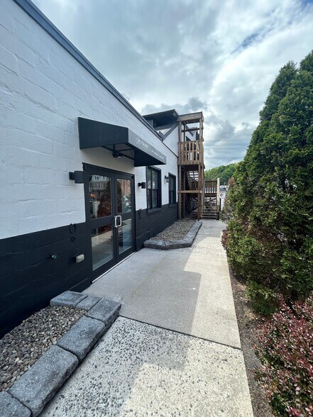 Building Photo - 18 E Sunbury St
