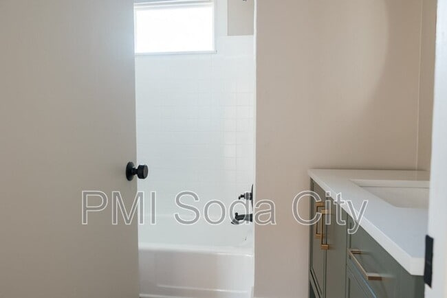 Building Photo - 332 Guilford St