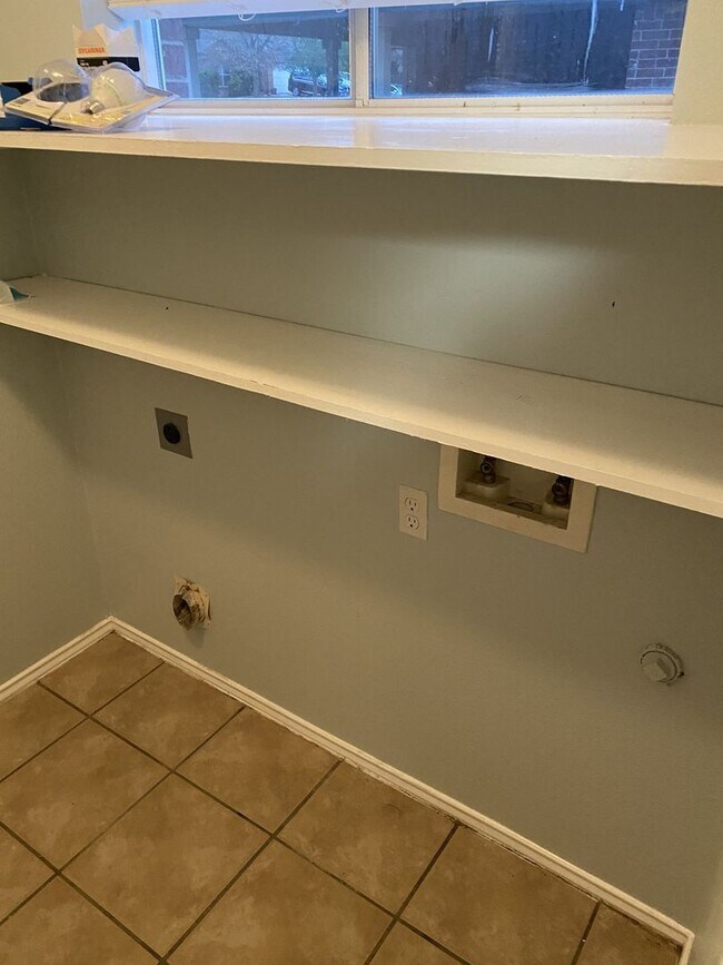 Building Photo - 115 Brazos Ln