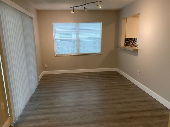 Building Photo - MOVE-IN SPECIAL-WONDERFUL 3/2.5 Home with 1 car garage-UCF Area