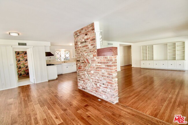 Building Photo - 23431 Clarendon St