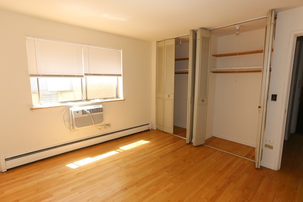 Building Photo - 515 W Briar Pl