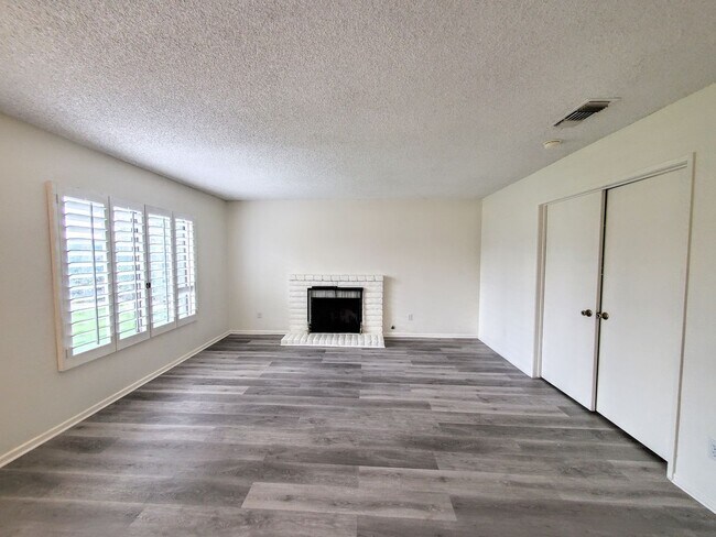Building Photo - Single Story Beautiful House - Close to Ev...
