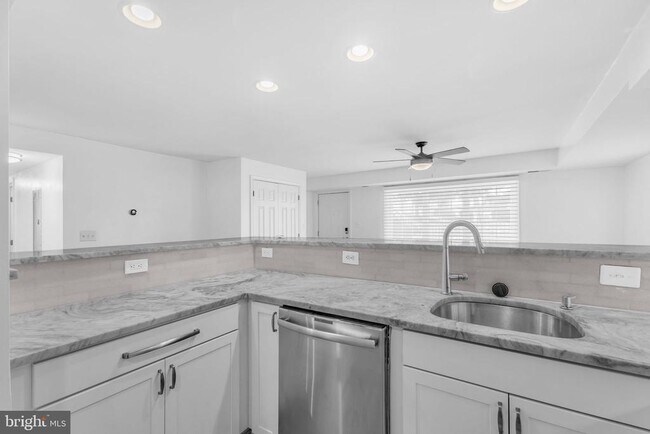 Building Photo - 1565A N Van Dorn St