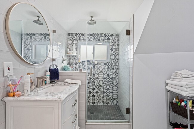 Building Photo - Amazing Anacostia Abode!