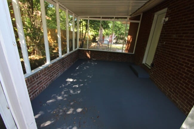 Building Photo - 2071 Fernwood Cir