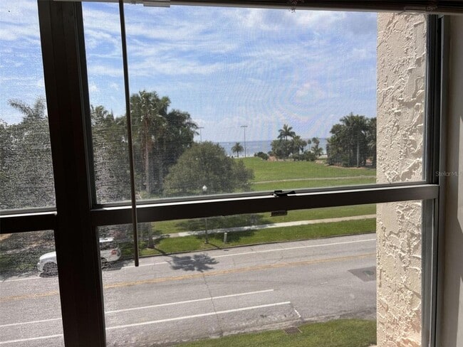 Building Photo - 1120 N Shore Dr NE