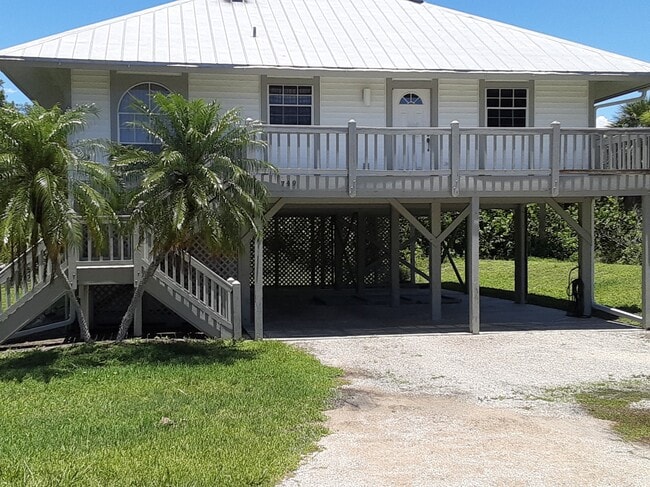 Building Photo - 749 Marthas Ln
