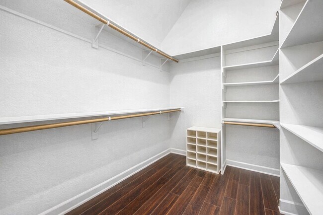 Building Photo - 940 Oak Lynn Dr