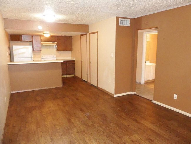 Building Photo - 701 Oakwood Ln