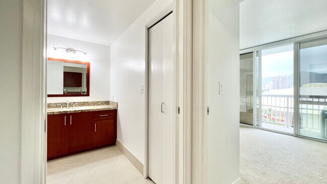 Building Photo - MOVE-IN READY 1 BED/1 BATH/1 PRKG IN 909! ...