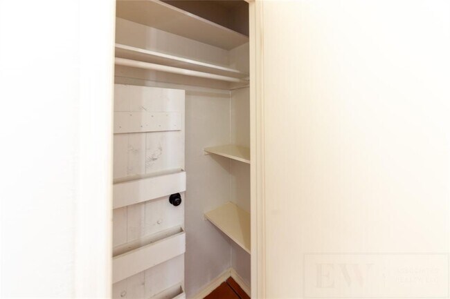 Building Photo - 22538 Market Square Ln