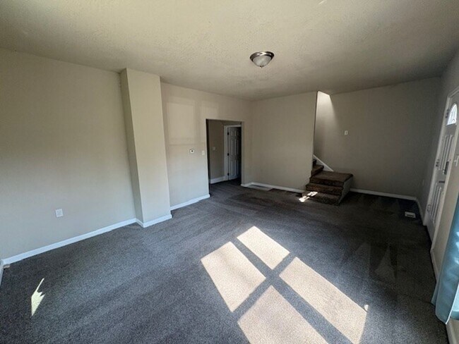 Building Photo - Stunning 4 Bed Home