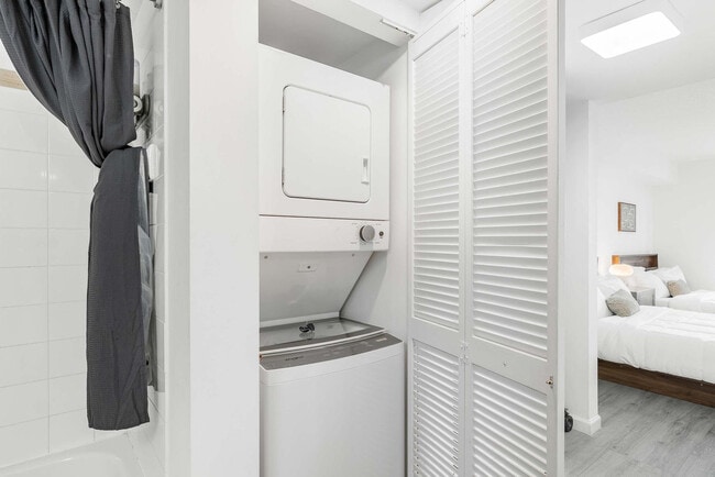 Building Photo - 1 SE 12th St