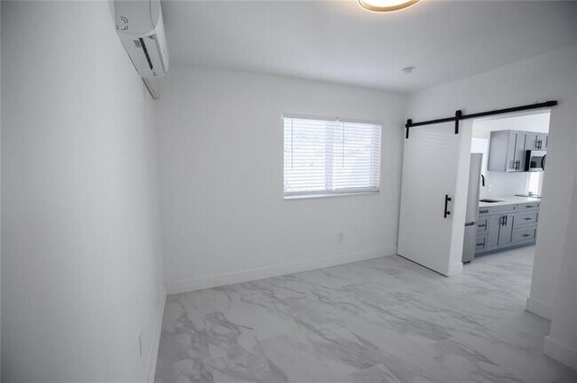 Building Photo - 1112 NE 17th Terrace