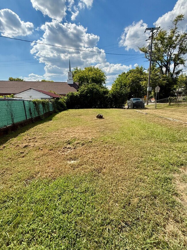 Building Photo - Gorgeous 2 BR bungalow in the newly hip 37...
