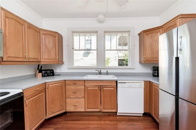 Building Photo - MIDTOWN COTTAGE