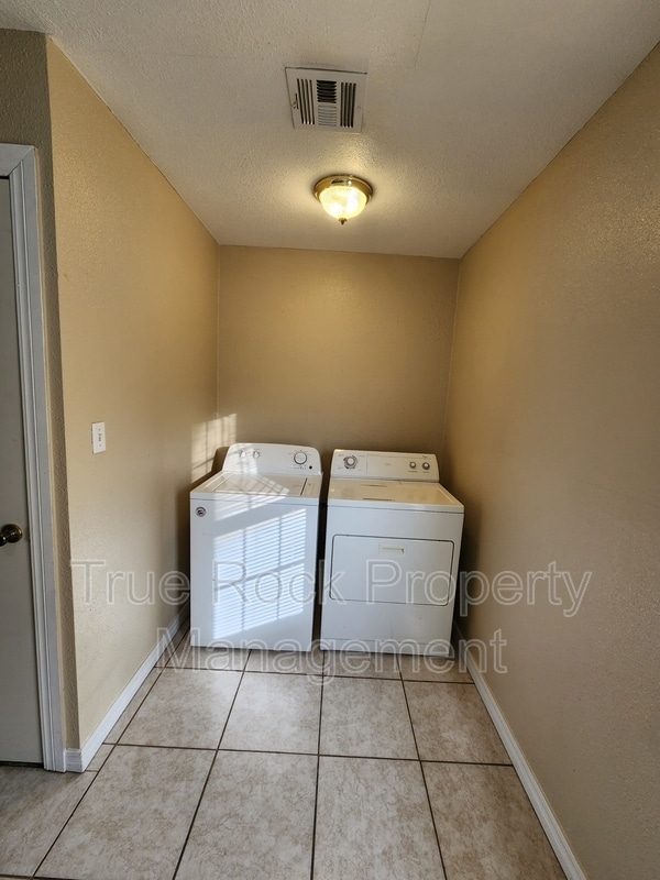 Building Photo - 218 E 14th St