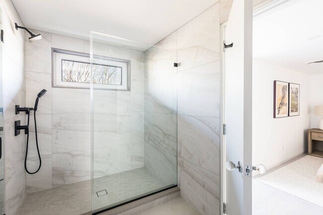 Building Photo - 32 Island View Dr W