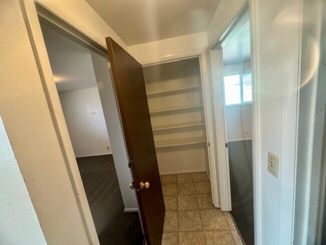 Building Photo - 258 N 400 W St