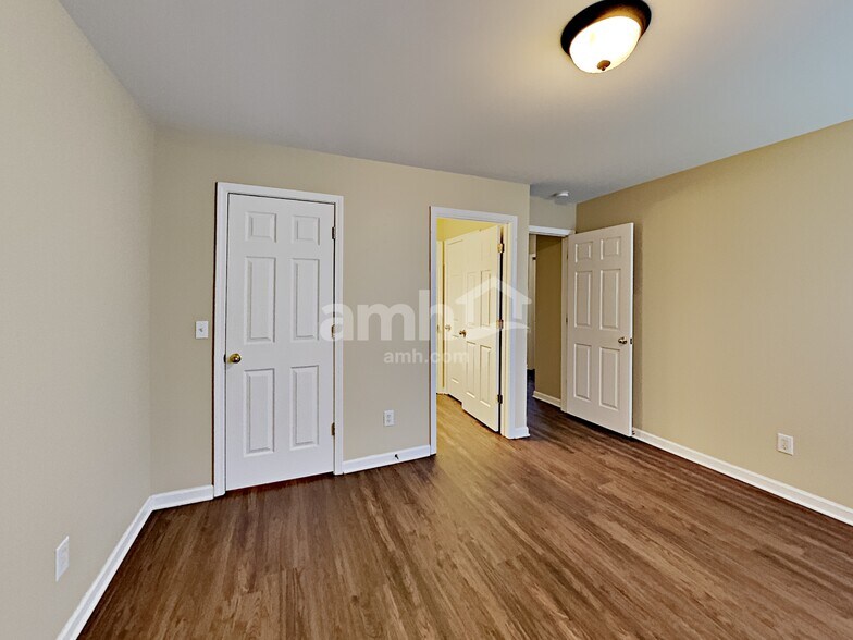 Building Photo - 302 Forest Bend Dr
