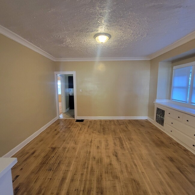 Building Photo - Spacious 4 bedroom
