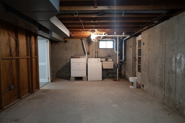 Building Photo - 10 Colburn St