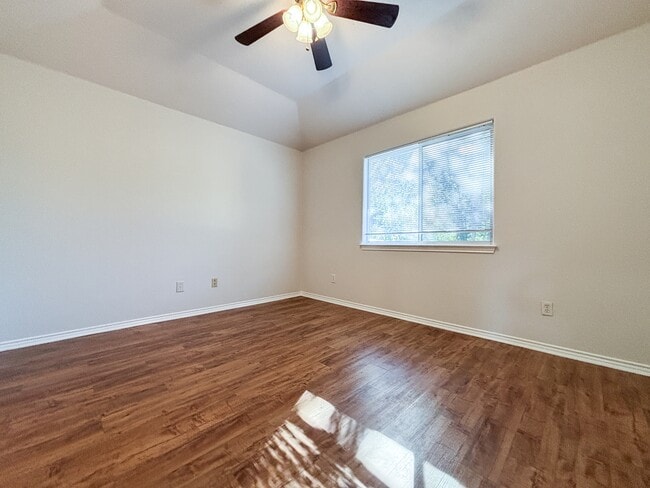 Building Photo - 105 Long Ln