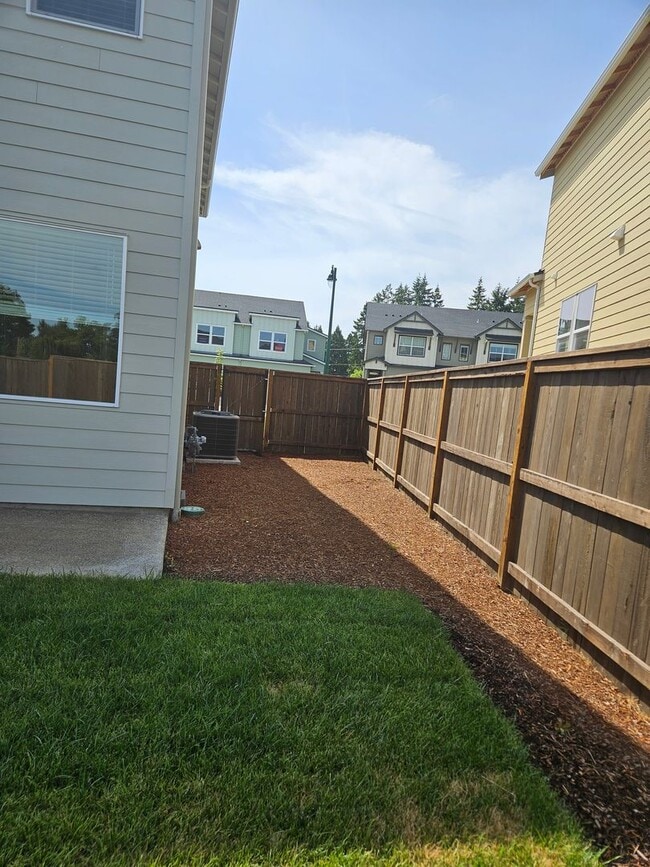 Building Photo - Brand New 3 bdrm 2 1/2 bath townhouse