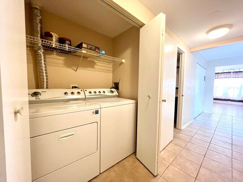 Building Photo - 17 Le Jardin Ct
