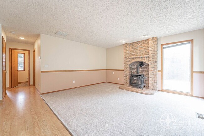 Building Photo - 5408 NE 101st Cir