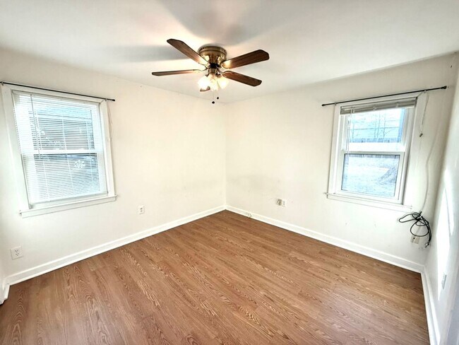 Building Photo - 3 Bedroom Home in Parkland Terrace