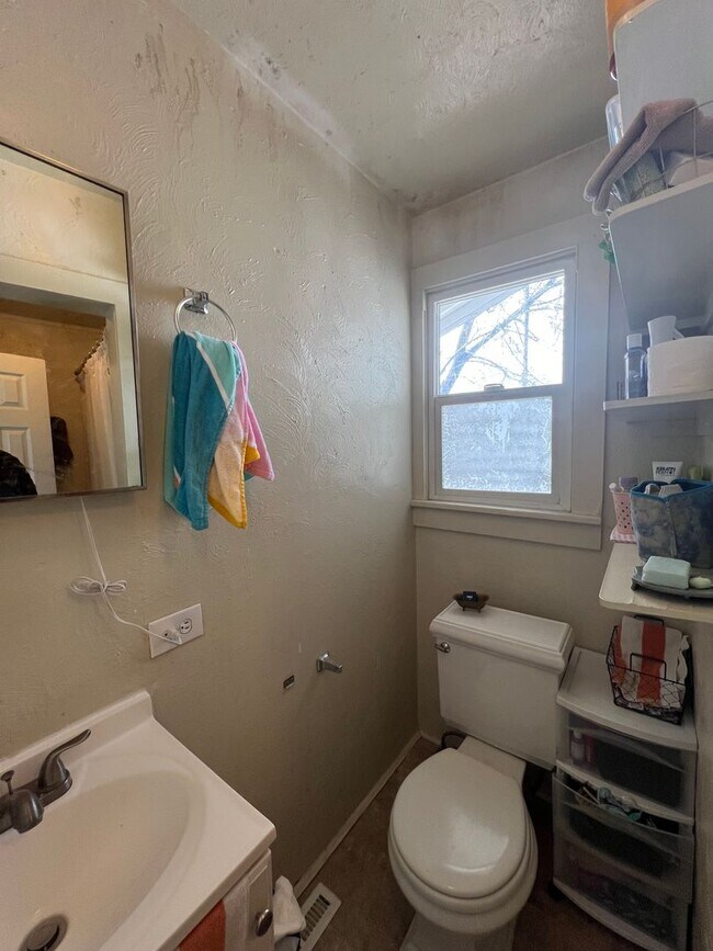 Building Photo - 2 Bedroom 1 Bathroom Half Duplex in Denver...