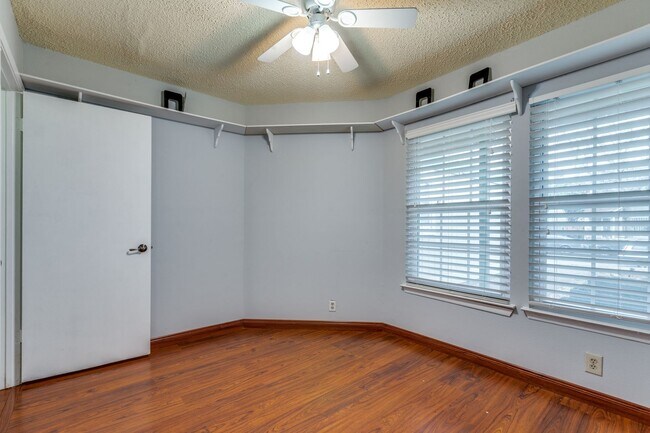 Building Photo - 2-BEDROOM HOME IN HIDDEN MEADOW