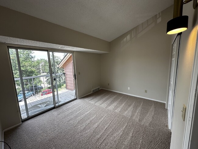 Building Photo - AVAILABLE NOW!  Charming Chestnut Condo!