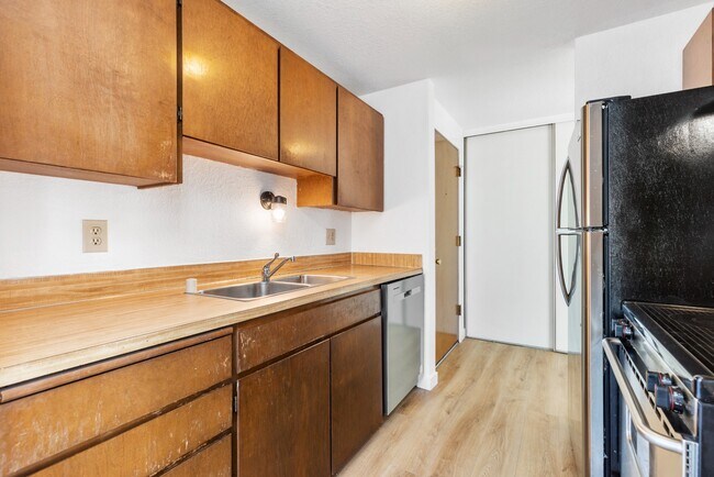 Building Photo - Spacious 1 Bedroom Apartment w/ Parking in...