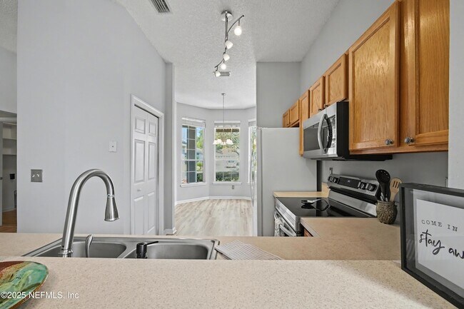 Building Photo - 1290 Ardmore St