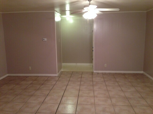 Building Photo - 108 Moss St