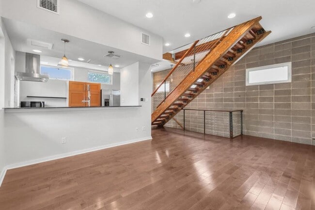 Building Photo - 213 N Houston Ave
