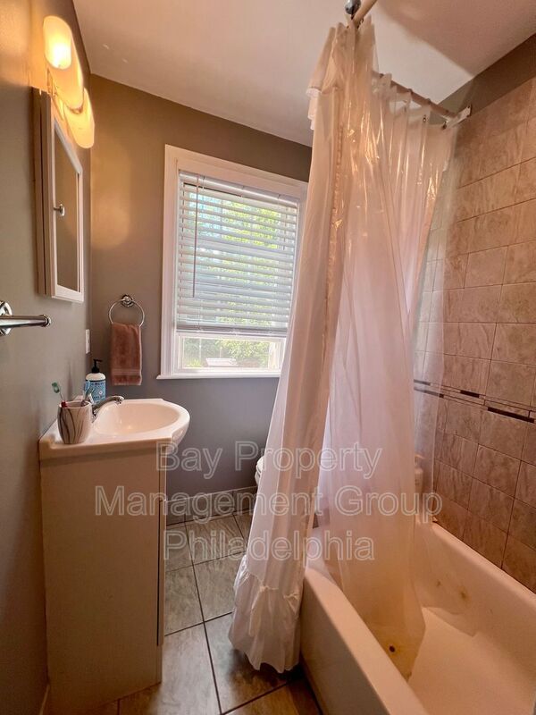 Building Photo - 4818 Woodland Ave