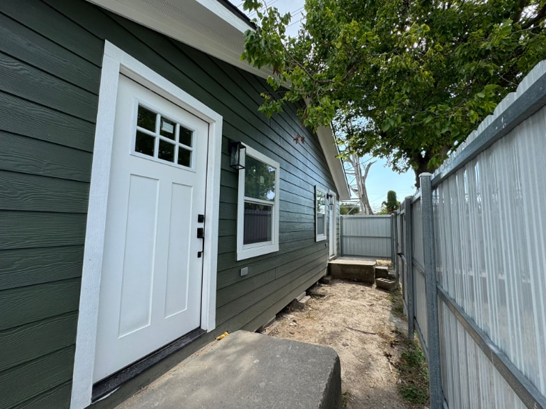 Building Photo - 3919 Elysian St