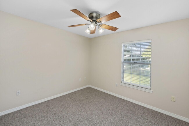 Building Photo - 305 Parkwood Pl