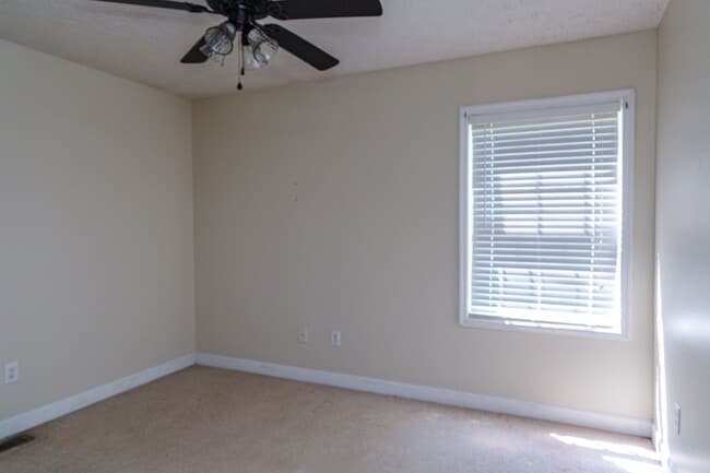 Building Photo - New Listing!