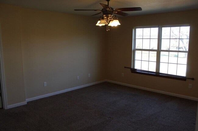 Building Photo - Beautiful 4 BR w/fenced yard in Brownsburg!