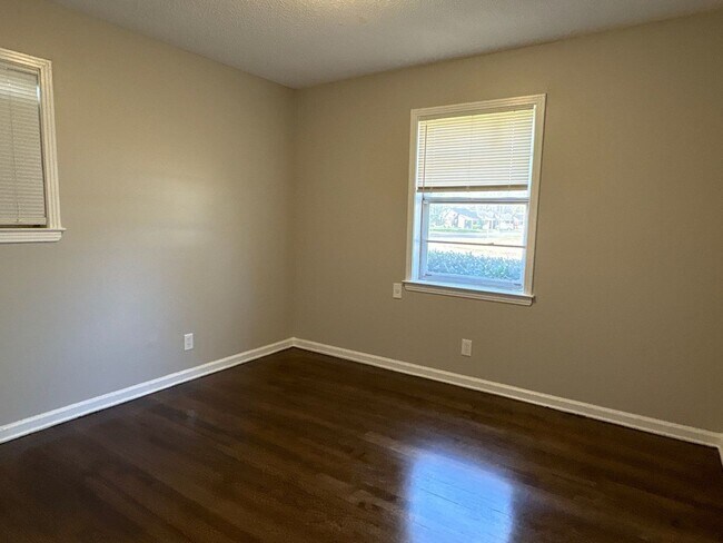 Building Photo - Updated 3 bedroom 1 Bath home - Open To Section 8