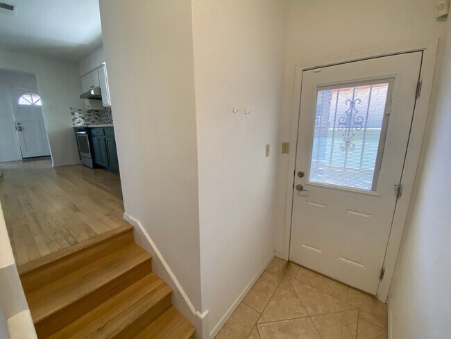Building Photo - Large 4-Bedroom